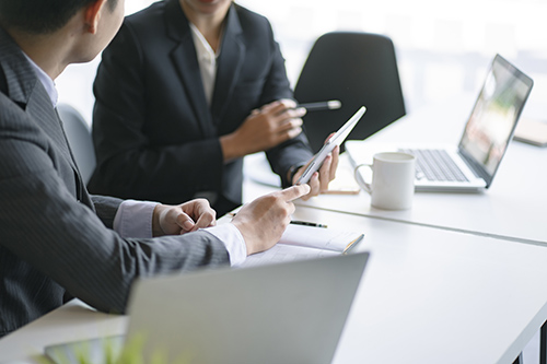 businessman-and-businesswoman-discussing-project-at-meeting